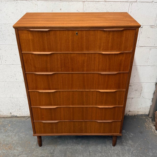 An absolute classic piece of Danish mid-century design, this 6 drawer commode from the Ejsing Møbelfabrik is a statement...