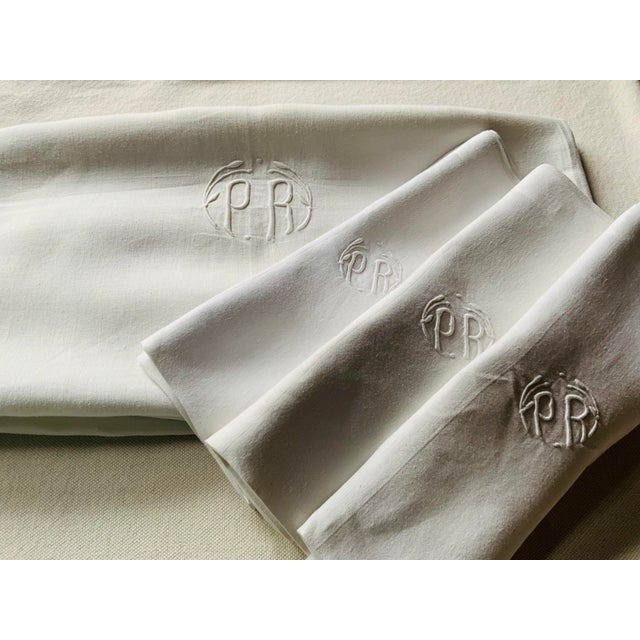 Late 19th Century 1890s French Linen Tablecloth & Napkins With Art Nouveau "Pr" Monogram For Sale - Image 5 of 9