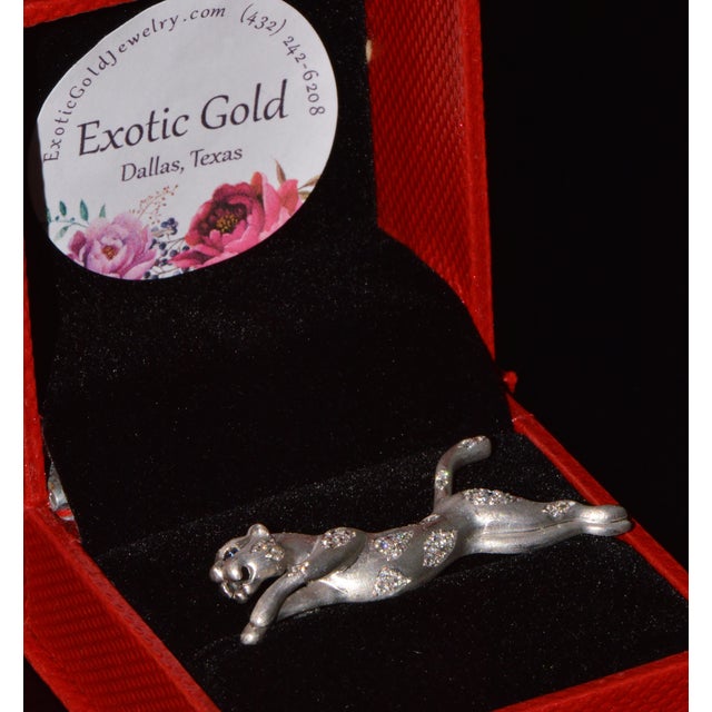 Certified Natural 0.66cts vs G Diamond Sapphire 14k Solid Gold Panther Brooch Pin For Sale - Image 9 of 11