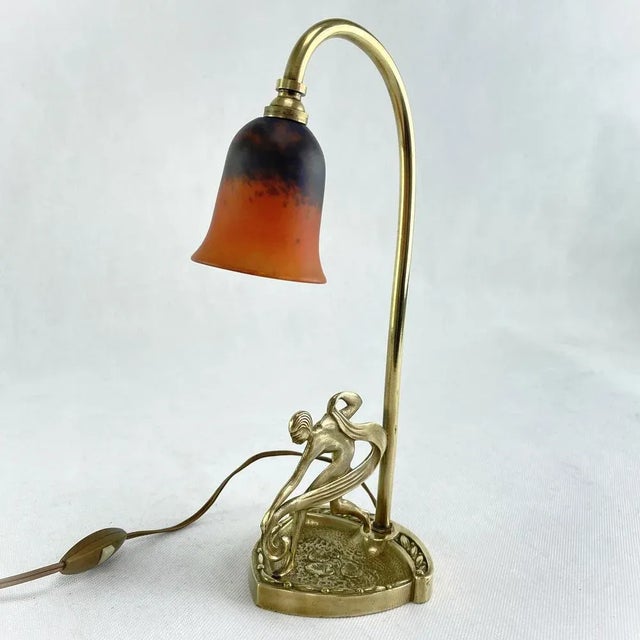 Art Deco Dancer Table Lamp by Schneider - 1930s. This original table lamp captivates with its simple and matter-of-fact...