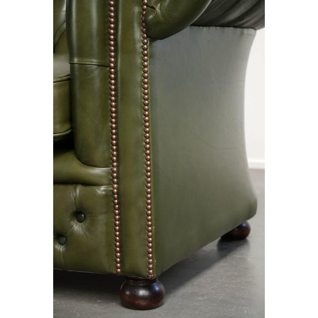 Chesterfield 2.5-seater Sofa in Green Cowhide Leather For Sale - Image 12 of 14