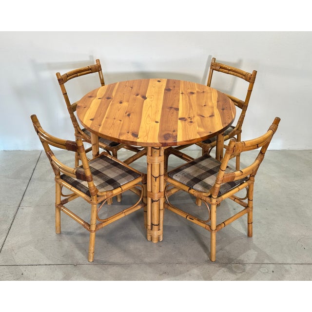 Round table and 4 chairs from the 70s, bamboo frame and pine wood top, the chairs measure 89h.x44x55 (seat height 46 cm.)