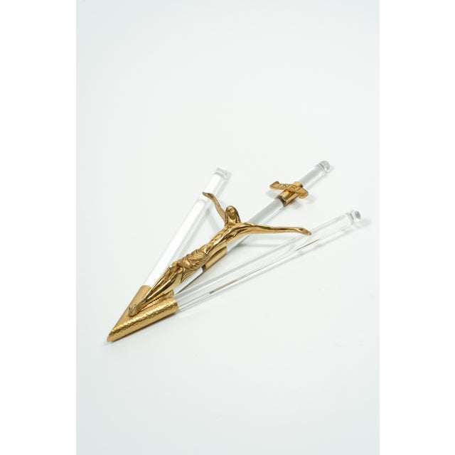 Hollywood Regency Crucifix in Acrylic, 1970s For Sale - Image 6 of 6