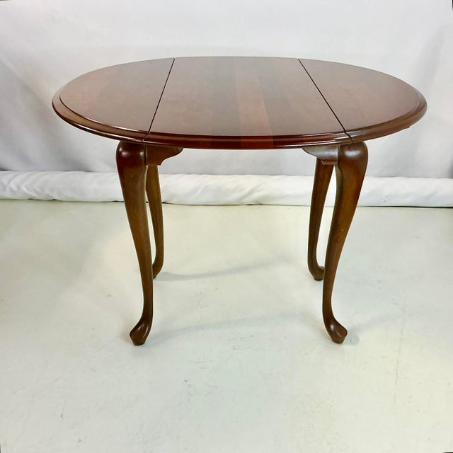 1980s Vintage Traditional English Queen Anne Mahogany Drop Leaf Side Table For Sale - Image 9 of 13