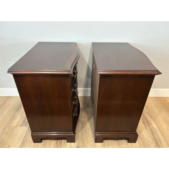 Wood Late 20th Century Drexel Heritage Hierlooms Flame Mahogany Four Drawer Chest/Nightstand - Pair For Sale - Image 7 of 12