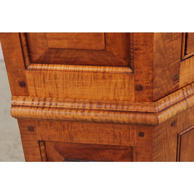 David Smith Tiger Maple 2 Piece Country Corner China Cabinet For Sale - Image 12 of 18