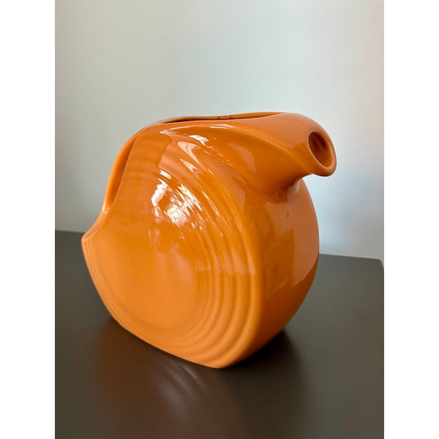 Fiesta Large Disk Pitcher Tangerine Retired Color – Homer Laughlin Usa Vitrified China 67 1/4 Oz Mid-Century Style Serveware For Sale - Image 9 of 14
