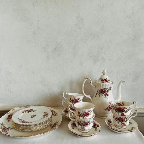 Vintage Moss Rose Porcelain Set from Royal Albert, England, Set of 6 For Sale - Image 4 of 9