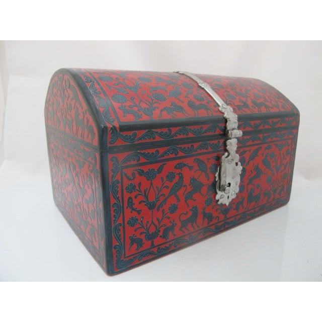 Olinala Guerrero Mexico Red & Black Lacquer Carved Animals Lidded Wood Box For Sale - Image 4 of 18