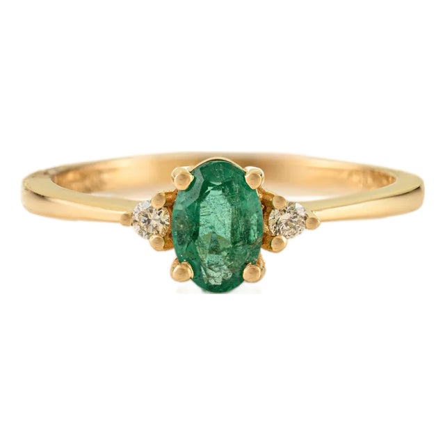 14k Yellow Gold Three Stone Ring Size 6 With Oval Cut Natural Emerald & Diamond For Sale