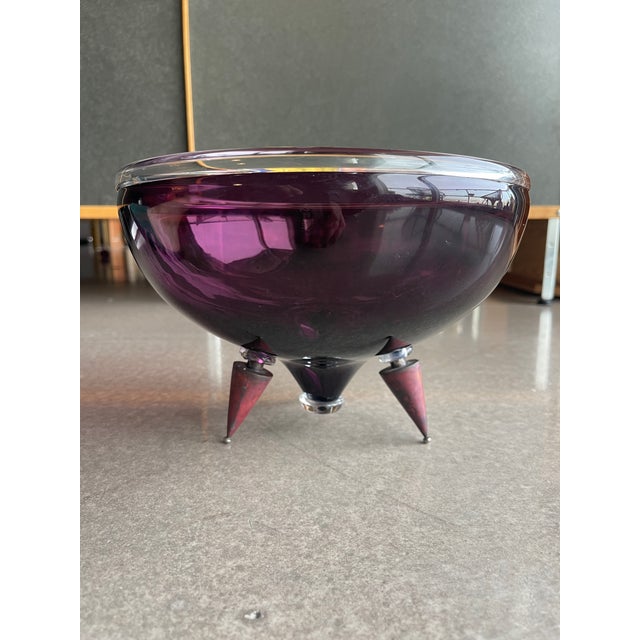 Mid-Century Modern 1980s Memphis Design Ettore Sottsass Style Metal Footed Amethyst Glass Bowl Fontana Arte Style For Sale - Image 3 of 12