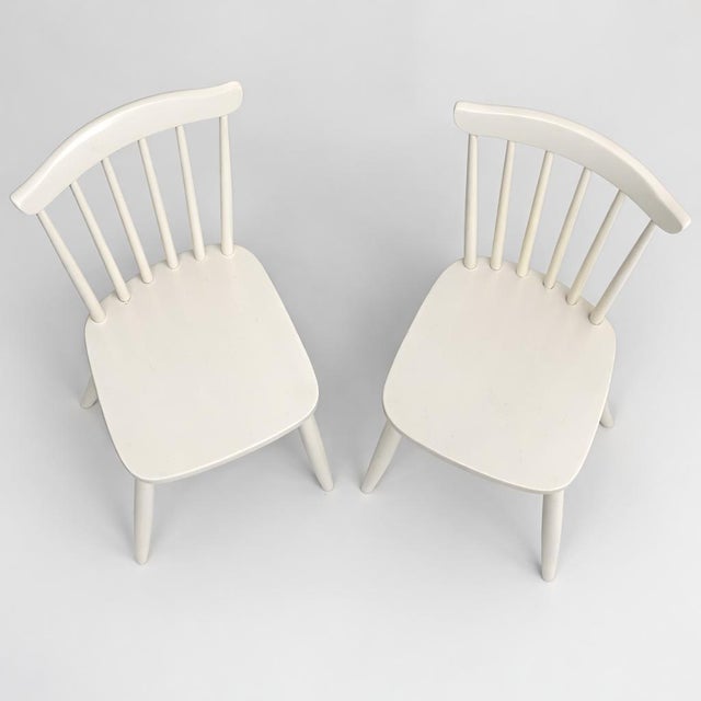 A charming pair of traditional farmhouse stickback chairs, finished in a soft painted white that gives them a fresh yet...
