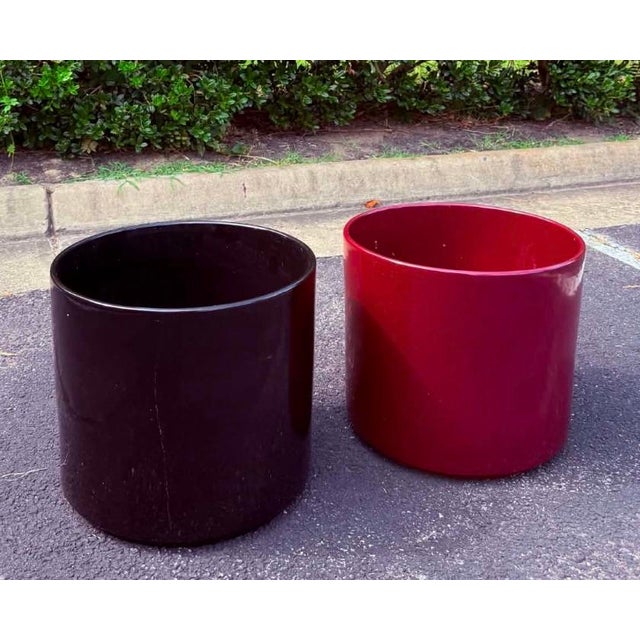 Vintage Pair of Gainey Ac - 16 Ceramic Planters in Glossy Black and Burgundy For Sale - Image 6 of 6