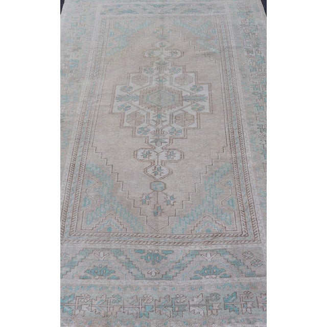 Mid 20th Century Vintage Turkish Medallion Oushak Area Rug in Tan, Taupe, Pink, and Green For Sale - Image 5 of 9