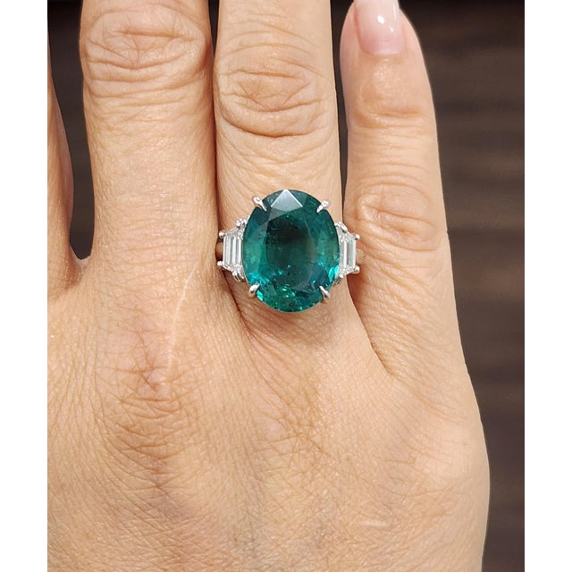 Modern 9.07 Ct Gia Certified Natural Zambian Emerald & Diamond Ring, Size 7 For Sale - Image 3 of 9