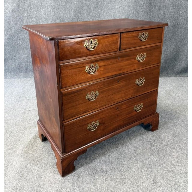 Traditional 18th Century Mahogany 5-Drawer Chest For Sale - Image 3 of 16