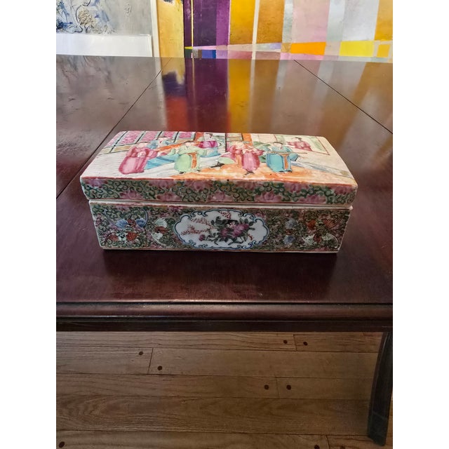 Mid 19th Century Antique Chinese Porcelain Jewelry Jewel Box Medallion For Sale - Image 9 of 12