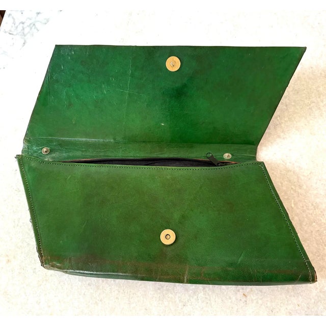 Vintage Kelly Green Leather Mid Century Envelope Clutch Purse by Vailerie For Sale In New York - Image 6 of 6
