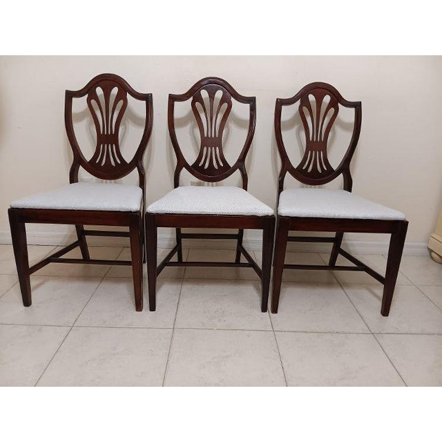 1950s Bassett Style Antique Mahogany Shield Back Dining Room Chairs Set of 4 For Sale In Naples, FL - Image 6 of 7