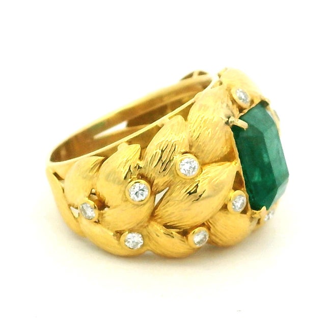 Italian Vintage Etruscan-Style 18K Gold Emerald and Diamond Ring For Sale - Image 3 of 11