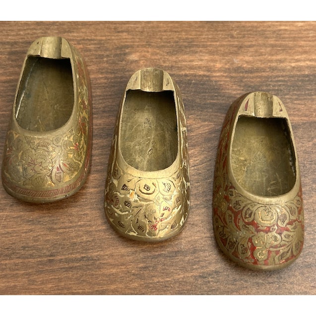 Set of Three Vintage Brass Shoe-Shaped Pocket Ashtrays Made in G. L. India For Sale - Image 4 of 18