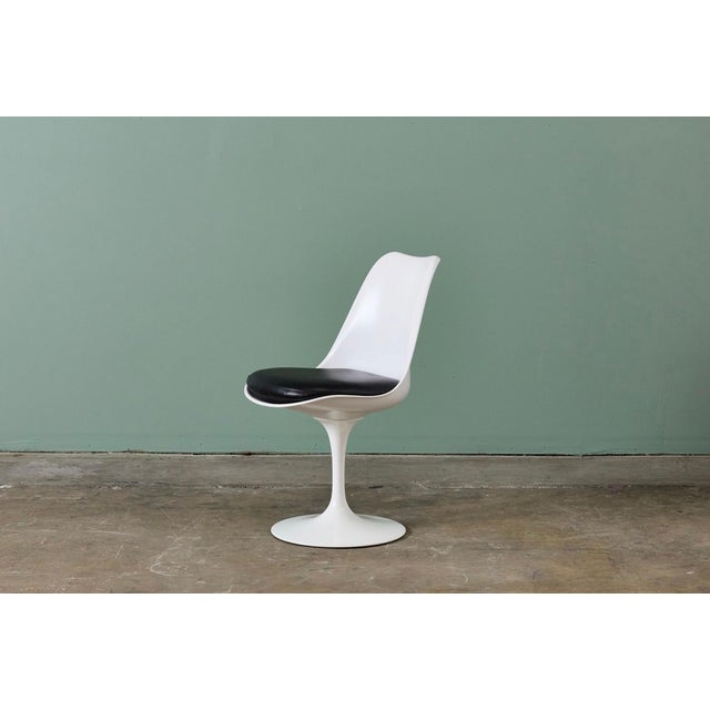 Set of 4 Eero Saarinen for Knoll Tulip Chairs in White & Black Leather For Sale - Image 13 of 18