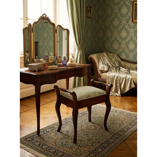 A splendid and refined bedroom storage stool dating back to the 1980s, a piece of furniture that combines classic elegance...