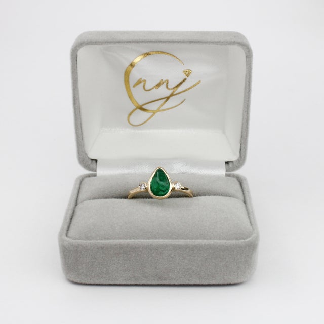 2020s 1.3ct Emerald Ring W Earth Mined Diamonds in Solid 14k Yellow Gold Pear Shape Size 6.75 For Sale - Image 5 of 6