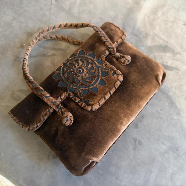 This vintage 1970s Italian top-handle handbag embodies the bohemian chic and artisanal spirit of the hippie era. Crafted...