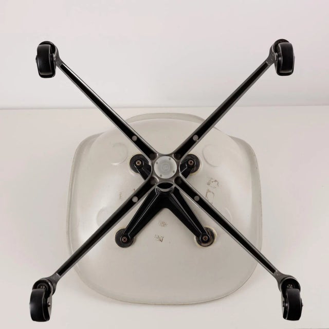 Swivel Office Chair in Aluminum and Fiberglass by Charles & Ray Eames for Herman Miller, 1970s For Sale - Image 9 of 11