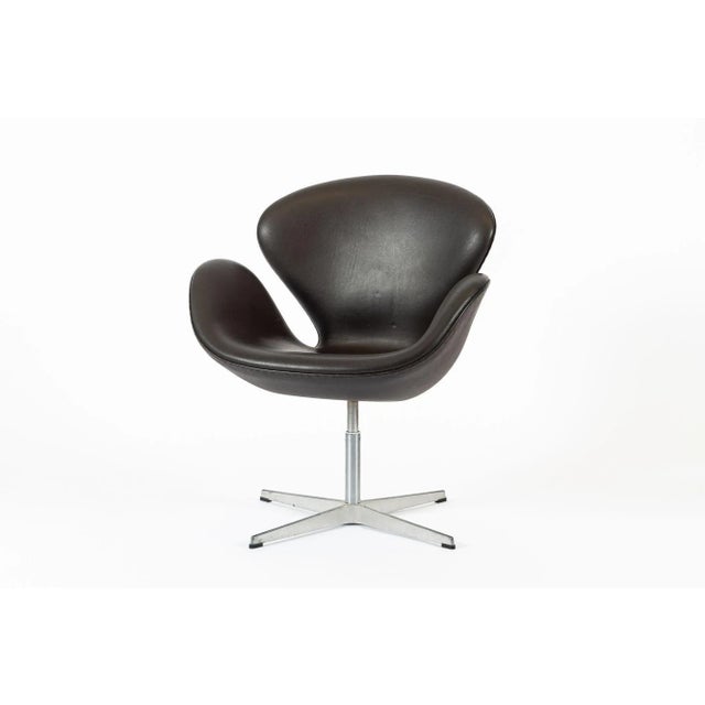 Mid-Century Modern Brown Mid Century Danish Modern Swan Chair by Arne Jacobsen for Fritz Hansen For Sale - Image 3 of 15