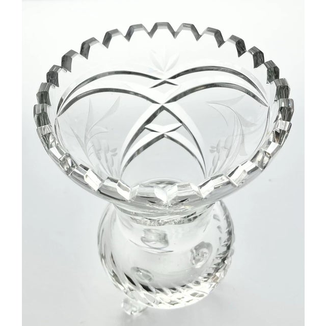 American 1940s Vintage Tri-Footed Cut & Etched Saw Tooth Floral Motif Crystal Vase For Sale - Image 3 of 7