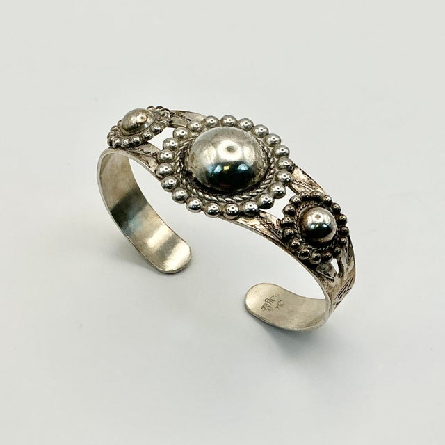 1950s Vintage Southwestern American Navajo Bell Trading Co. Sterling Cuff Bracelet. For Sale - Image 4 of 13