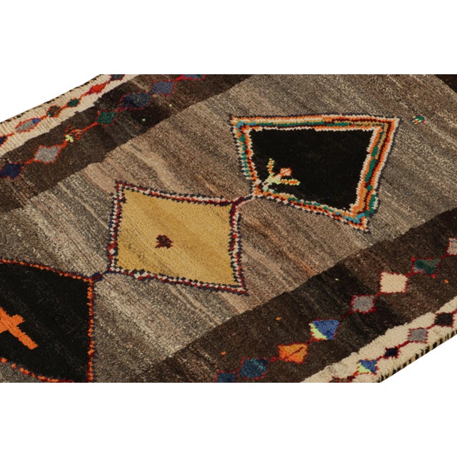 1950s Vintage Gabbeh Rug in Gray With Beige-Brown and Black Medallions For Sale In New York - Image 6 of 7