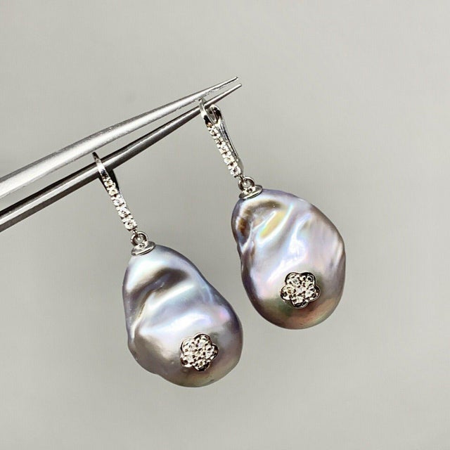 Traditional Diamond Freshwater Pearl Earrings 14 Karat Gold Grey 23.2 Mm Certified For Sale - Image 3 of 13
