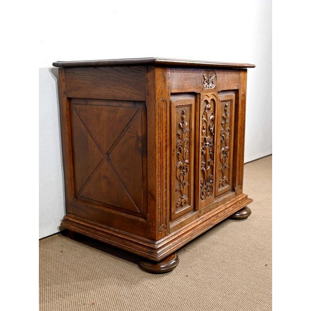 This small renaissance-tasteed oak chest has a facade with two side panels, adorned with flowerbeds, and whose central,...