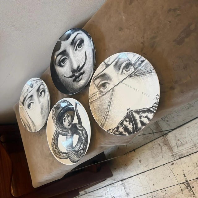 Piero Fornasetti Four 1970s 26 Cm Porcelain Wall Plates Temi E Variazioni by Piero Fornasetti For Sale - Image 4 of 13