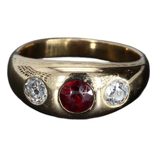 14k Yellow Gold Ring With Red Garnet Center & Two Flush Set Diamonds - Size 6.25 For Sale