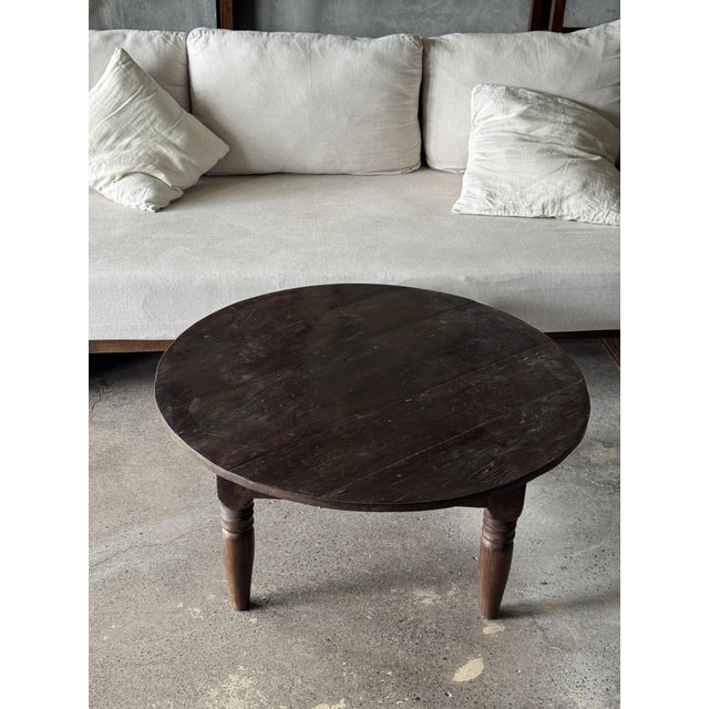 Antique round teak coffee table from Indonesia with straight legs. A vintage, second-hand piece. Ideal dimensions for a...