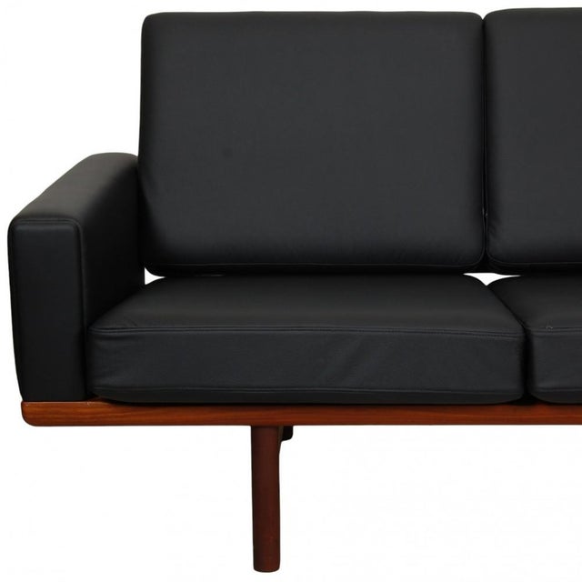 Three-Seater GE-236 Sofa in Walnut by Hans Wegner, 1970s For Sale - Image 17 of 18