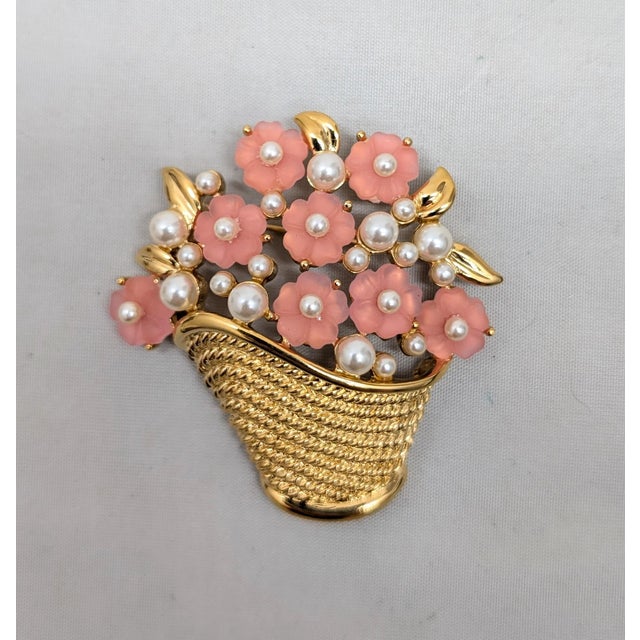 Napier Vintage 1980s Signed Napier Pink Rhinestone Flowers & Faux-Pearls in a Basket Brooch For Sale - Image 4 of 9