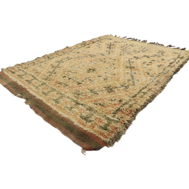 21555 Vintage Berber Moroccan Rug, 03'08 x 05'02. ​Emanating tribal style with incredible detail and texture, this...
