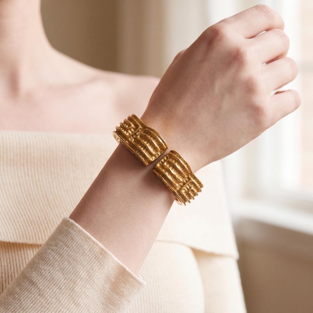 Gold 1990s Robert Wander for Winc 18k Sculpted Hinged Bangle Bracelet For Sale - Image 8 of 8