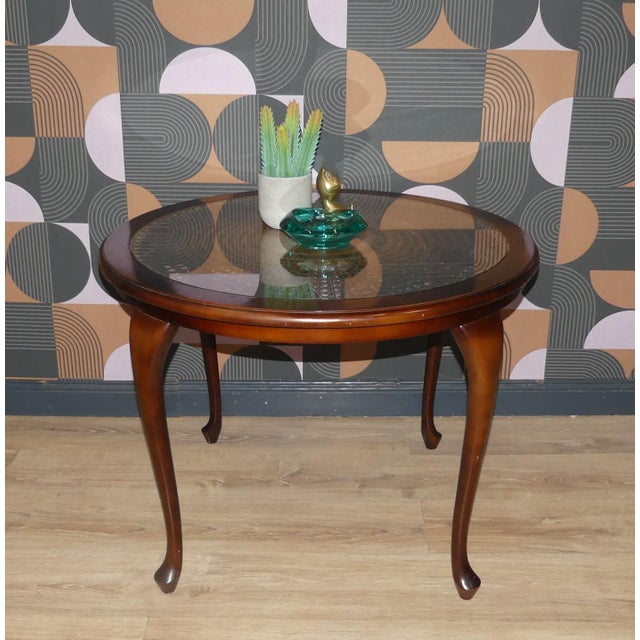 A real eye-catcher! Beautiful coffee table with elegantly curved legs in the Chippendale style. Uncluttered design –...