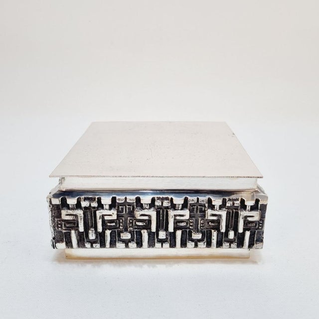 This exceptional 12x12x6 cm decorative box is a certified work by the acclaimed Hungarian sculptor and silversmith Sándor...