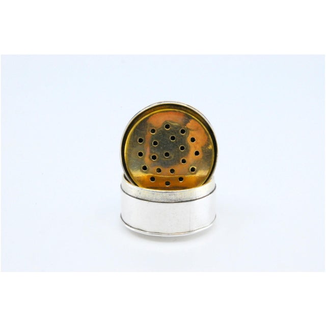 Round and Smooth Silver and Gold Vinaigrette Box, in Very Good conditions. Designed before 1890 This piece has an...