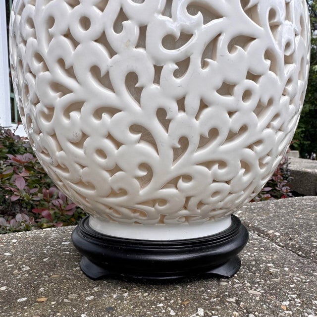 Vintage Mid 20th Century Hollywood Regency Pierced Ceramic Lidded Ginger Jar Table Lamp For Sale - Image 4 of 11
