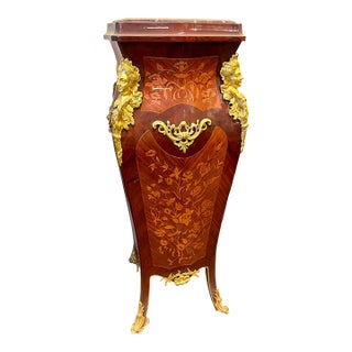 French Rococo Marble-Top Pedestal Column – Ornate Gilded Accent Stand With Timeless Elegance For Sale