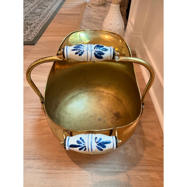 Large Brass Coal Scuttle / Fireplace Log Bucket With Lion Mask Mounts & Delft-Style Ceramic Handles - For Sale - Image 9 of 9