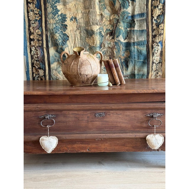 We're absolutely smitten with French walnut pieces, and this one is no exception. This graceful 18th-century French coffee...